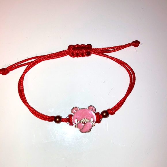 Im selling a bracelet with a blackpink pin for any tipe of clothing u choose - Picture 1 of 4
